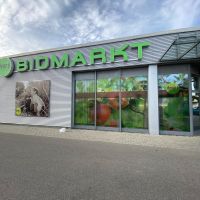 Denn-s-Biomarkt-Schaufensterbeschriftung